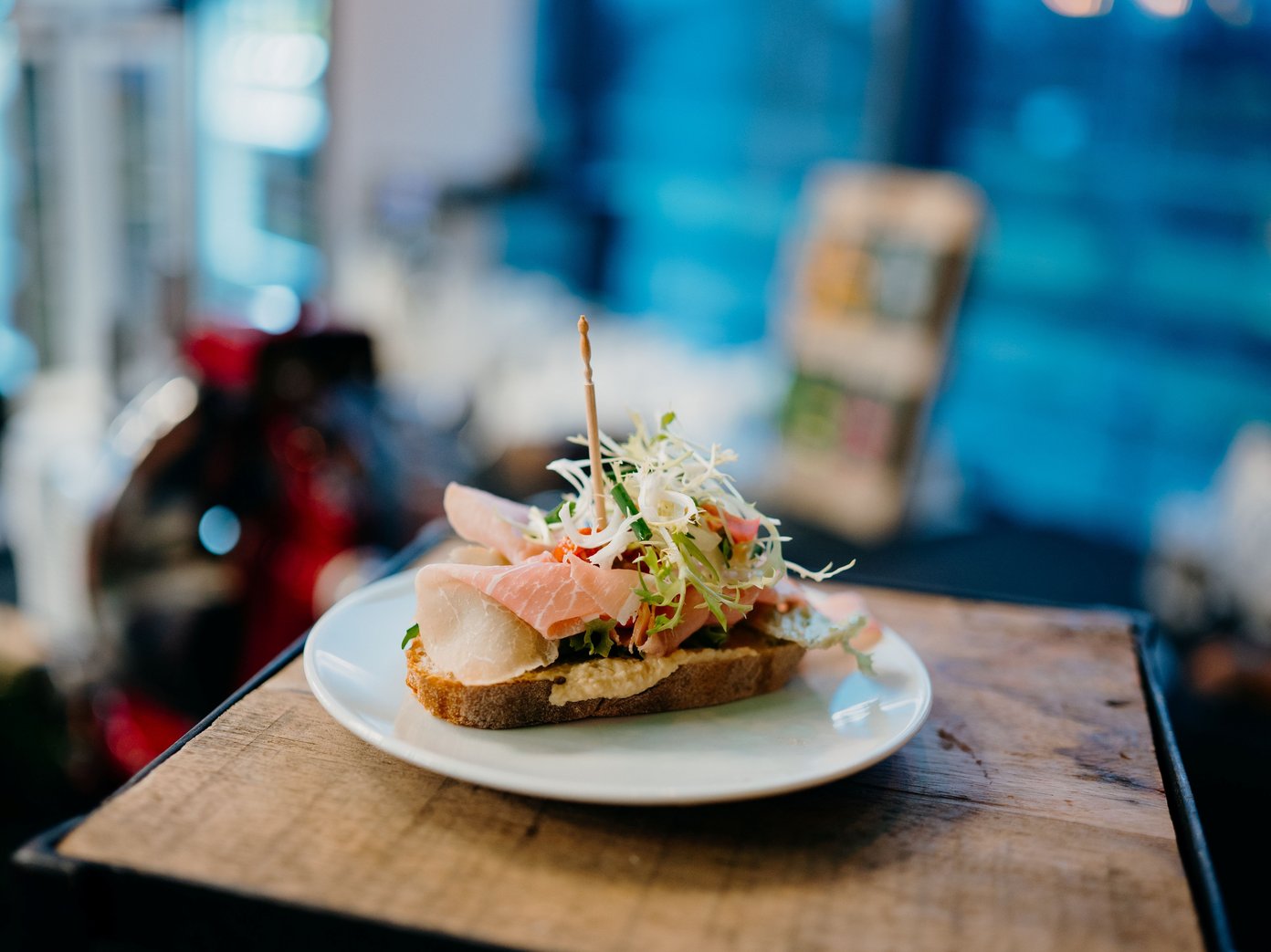Schinkenbrot Ein Teller mit einem Brot mit Schinken belegt und grün dekoriert