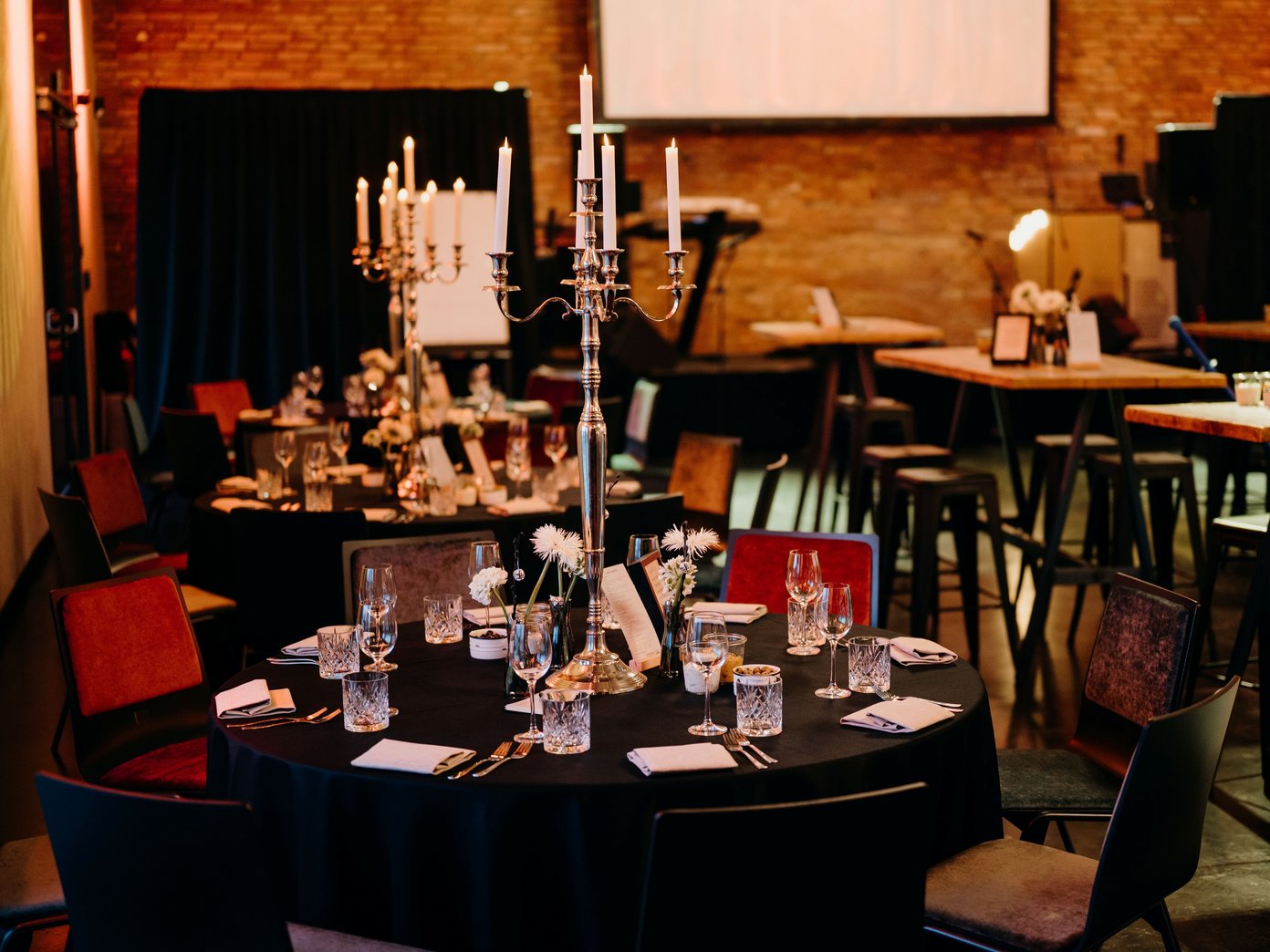 Runder gedeckter Tisch mit Kerzenständer